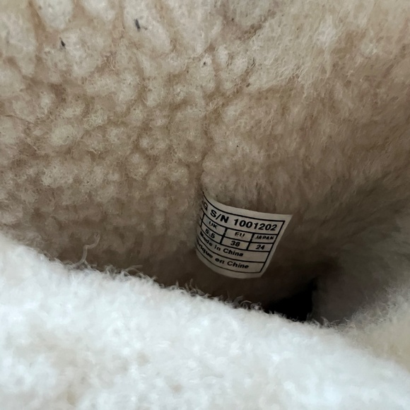 UGG Biker/Bomber Style Classic Length Sheepskin Boot- Sz 7 - Picture 8 of 8